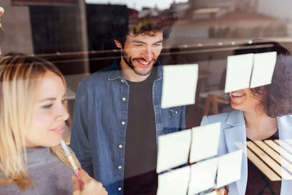 Jeunes personnes réfléchissant devant des post-it