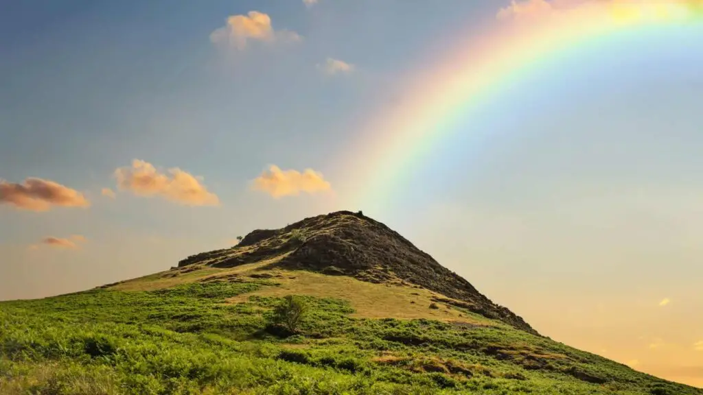 Colline surmontée d'un arc en ciel