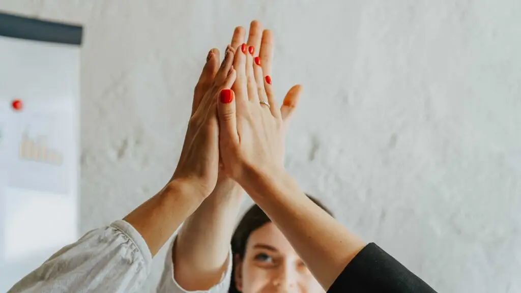 Equipe faisant un high five