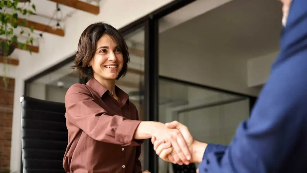 Supervision 2 Femme d'entreprise serrant la main de son superviseur