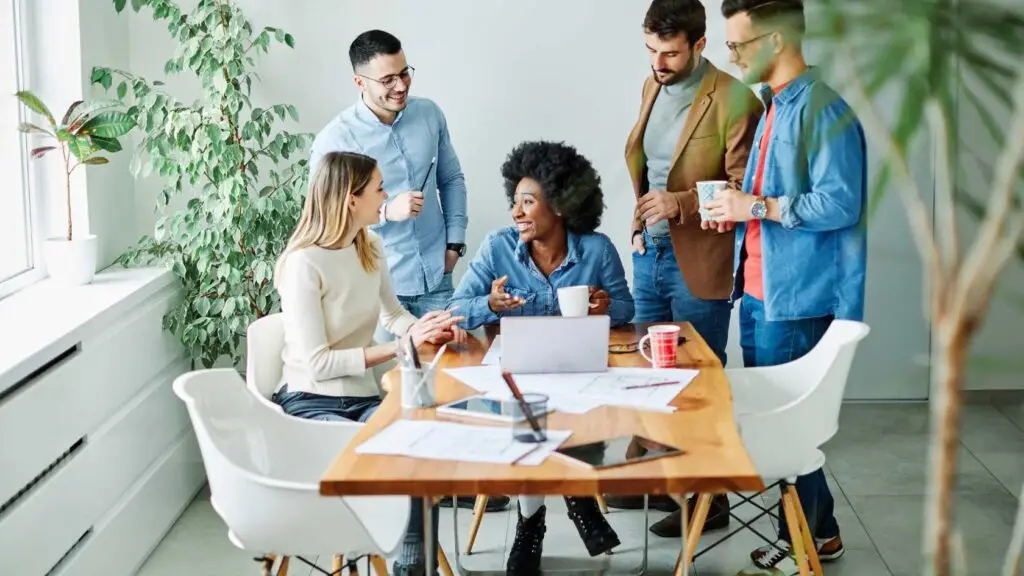 Groupe de personnes réalisant un bilan de compétences