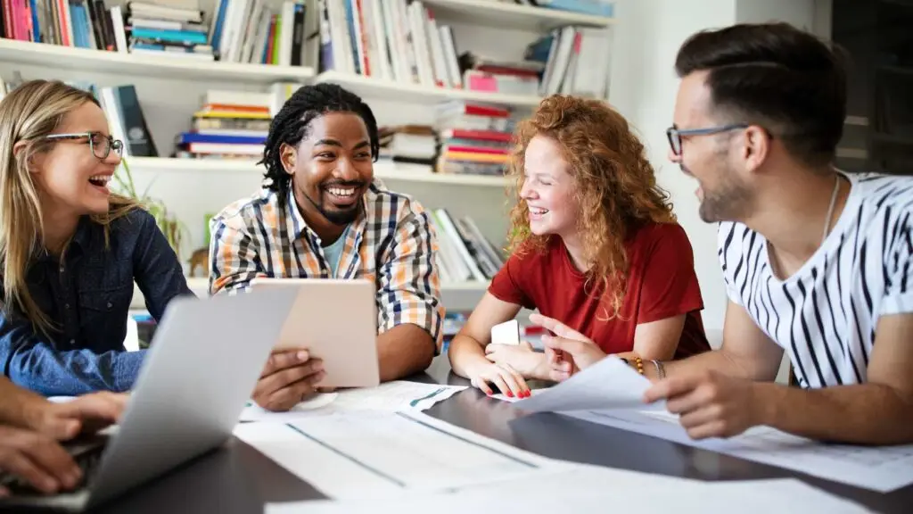 Groupe de jeunes travailleurs dans une bonne ambiance