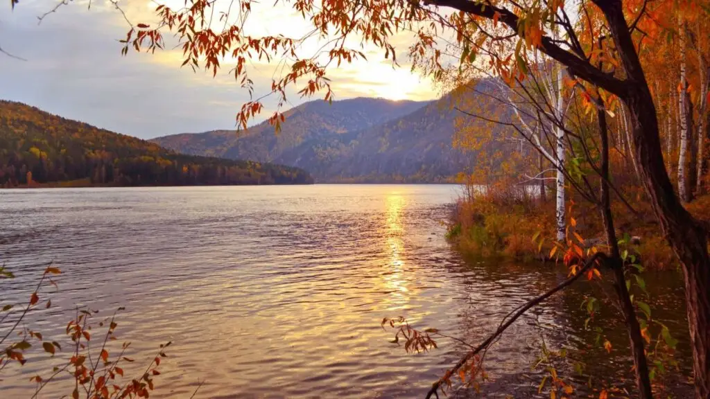 Lac paisible en automne