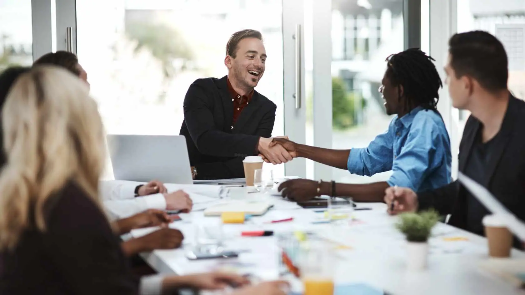 Poignée de main entre un directeur et son employé