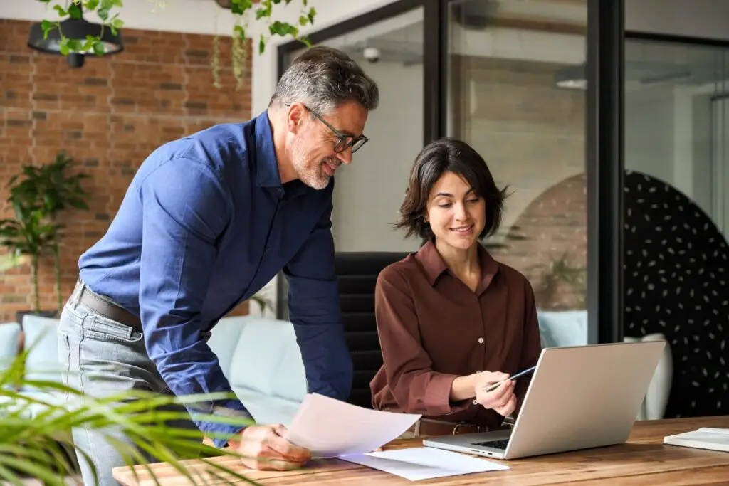 Employée et manager analysant un projet devant un ordinateur