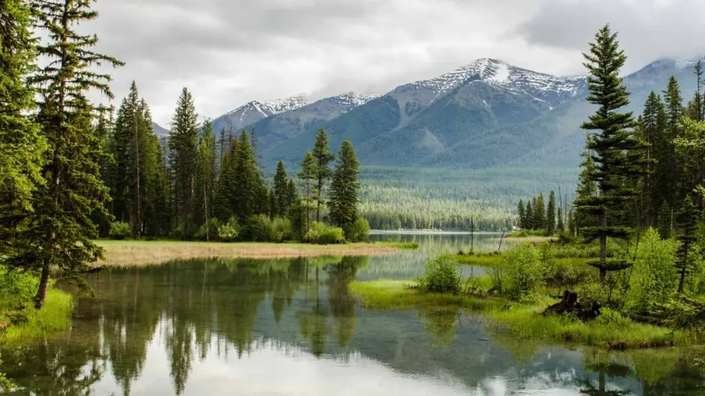 Lac paisible entouré de montagnes